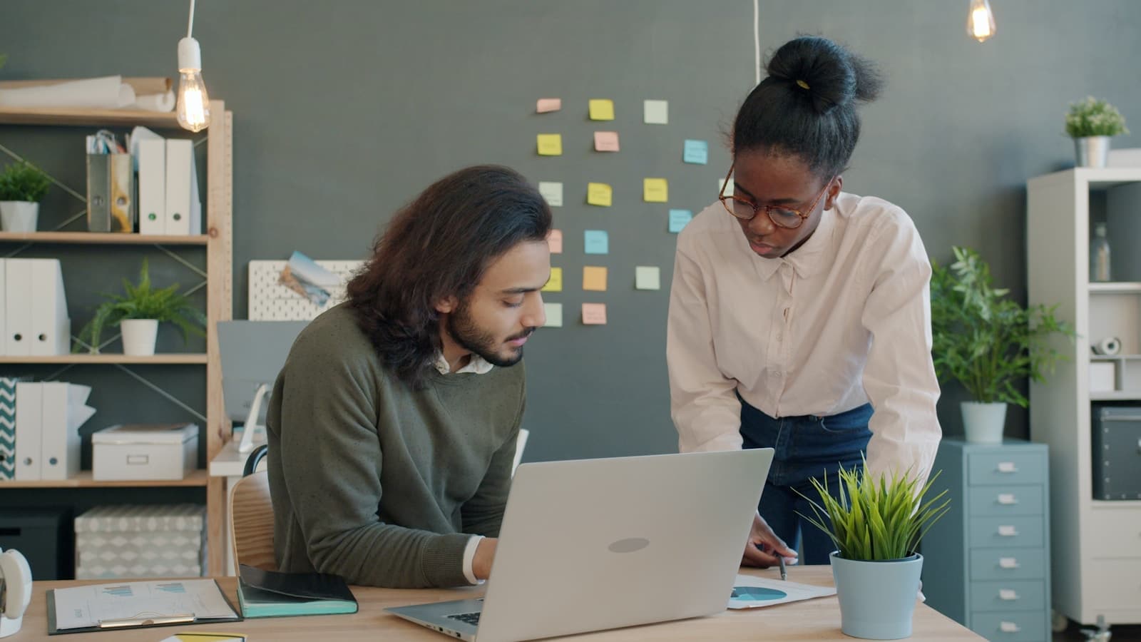 Dos personas trabajando juntas sobre un ordenador